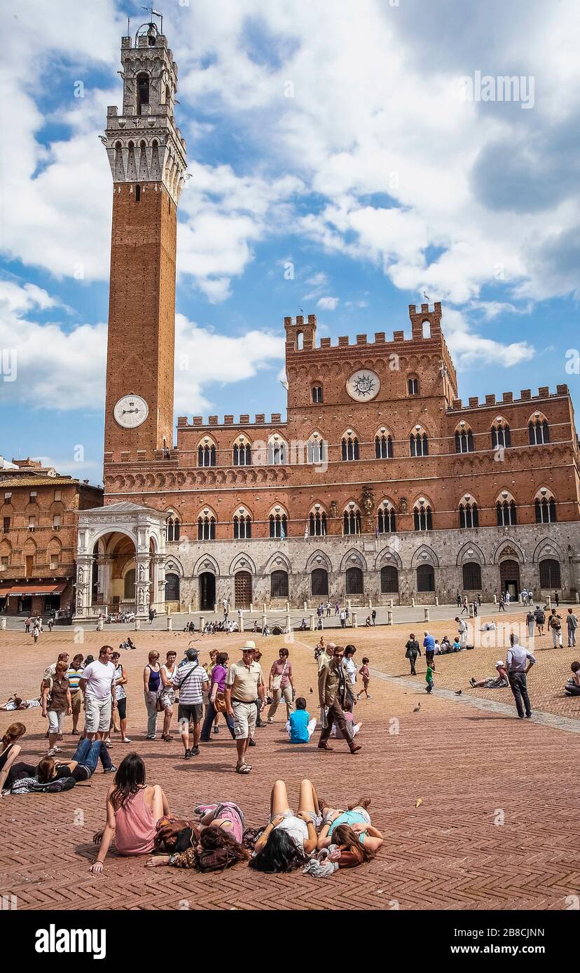 Italien Toskana Siena - Piazza del Campo - Blick auf den Palazzo Pubblico Stockfoto
