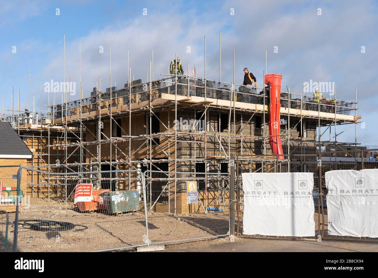 Ein neues Einfamilienhaus, das von dem Hausbaumeister Barratt Homes in der Chapel Gate Development, Basingstoke, Hampshire, Großbritannien, in Bau ist Stockfoto