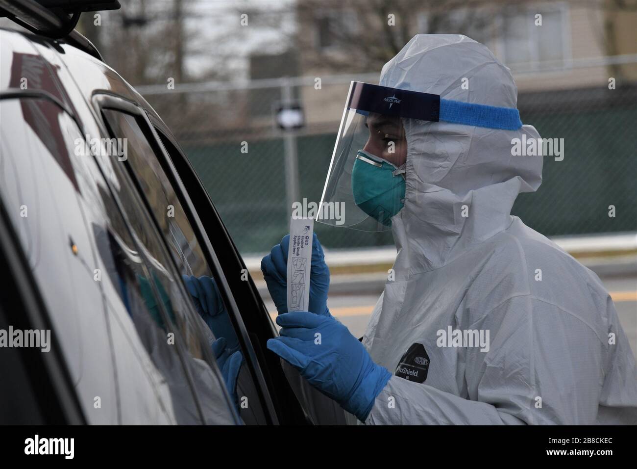 Staten, Vereinigte Staaten. März 2020. Staff Sergeant Meghann Cinnamond, Mitglied des 109th Airlift Wing der New York Air National Guard in Scotia, New York, berät einen Passagier bezüglich der Probenentnahme im Drive-Through COVID-19 Mobile Testing Center im South Beach Behavioral Center, Staten Island, NewYork am 19. März 2020. Mitglieder der New Yorker Armee und der Air National Guard wurden im Rahmen der Operation COVID-19 zur Unterstützung, zum Staat und zu lokalen Bemühungen aktiviert. Foto von Maj Patrick Cordova/USA Air National Guard/UPI Credit: UPI/Alamy Live News Stockfoto