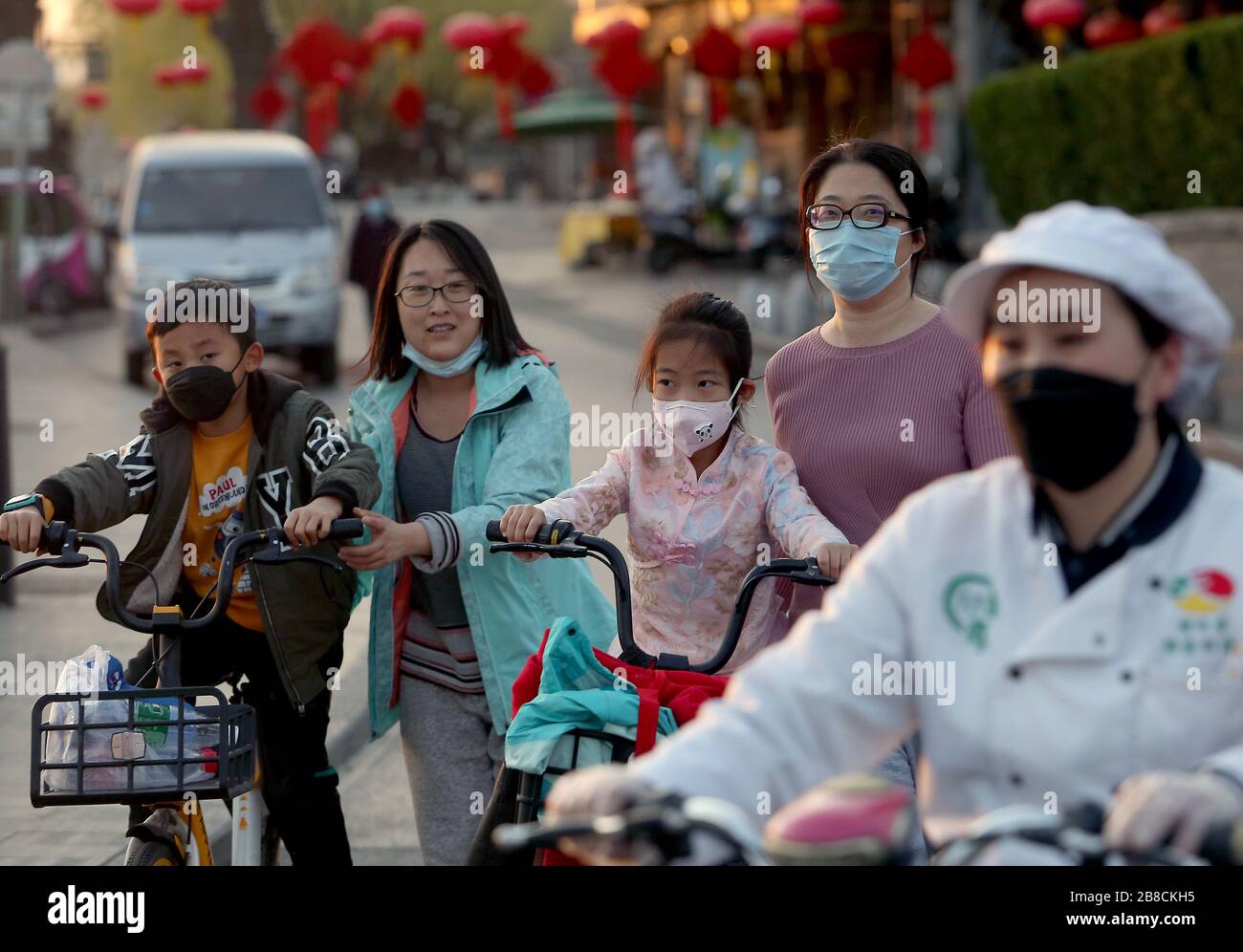 Peking, China. März 2020. Chinesen tragen immer noch schützende Gesichtsmasken, während sie draußen sind, da die Bedrohung durch das tödliche Coronavirus (Covid-19) am Samstag, 21. März 2020 in Peking verblasst. China hat zum ersten Mal seit Beginn der Pandemie keine neuen lokal übertragenen Coronavirus Fälle gemeldet. Foto von Stephen Shaver/UPI Credit: UPI/Alamy Live News Stockfoto