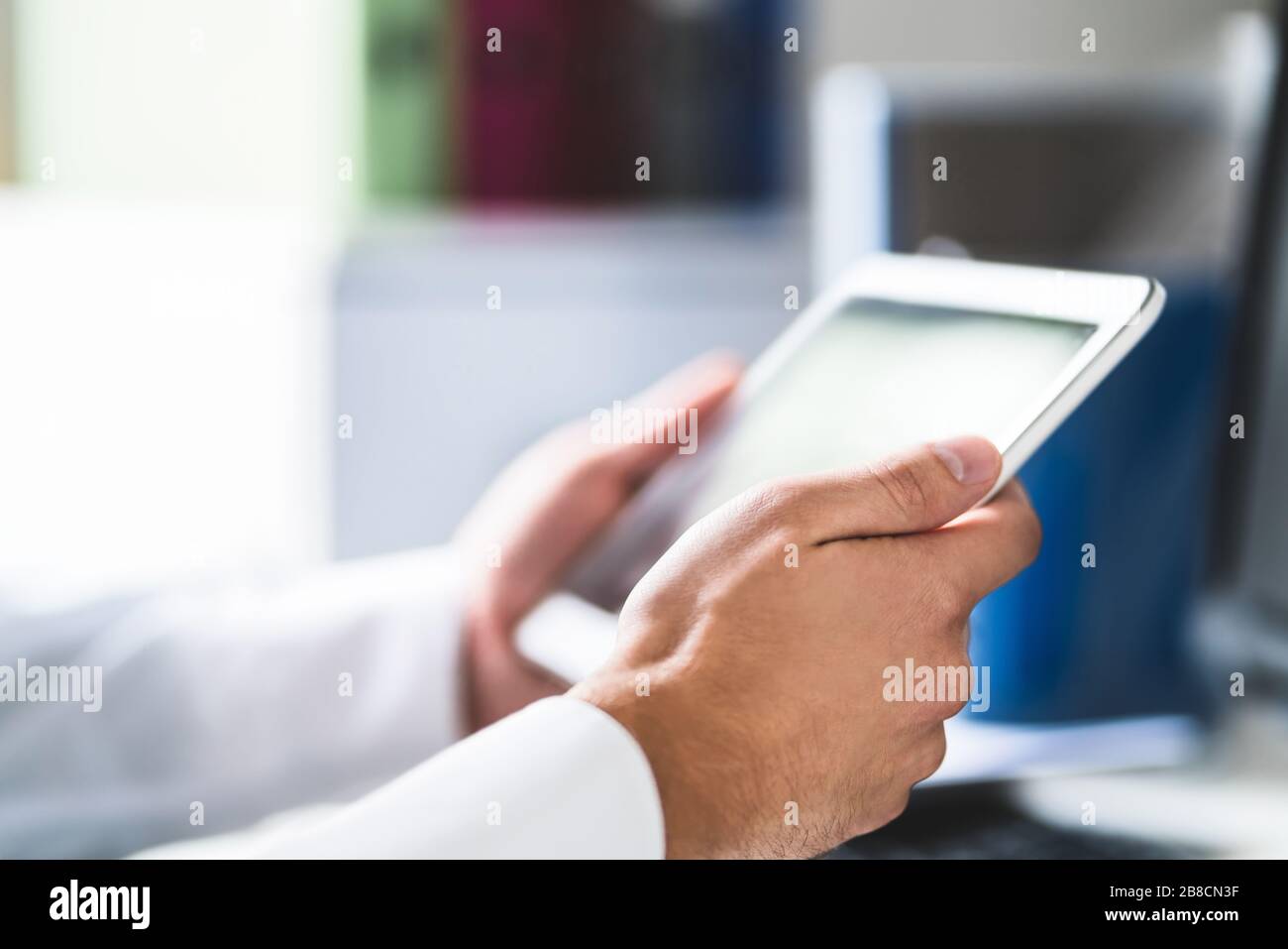 Arzt und medizinischer Fachmann verwenden Tablette bei der Arbeit im Gesundheitswesen. Arzt mit digitalem, elektronischem Mobilgerät. Patientendatenbank online. Stockfoto