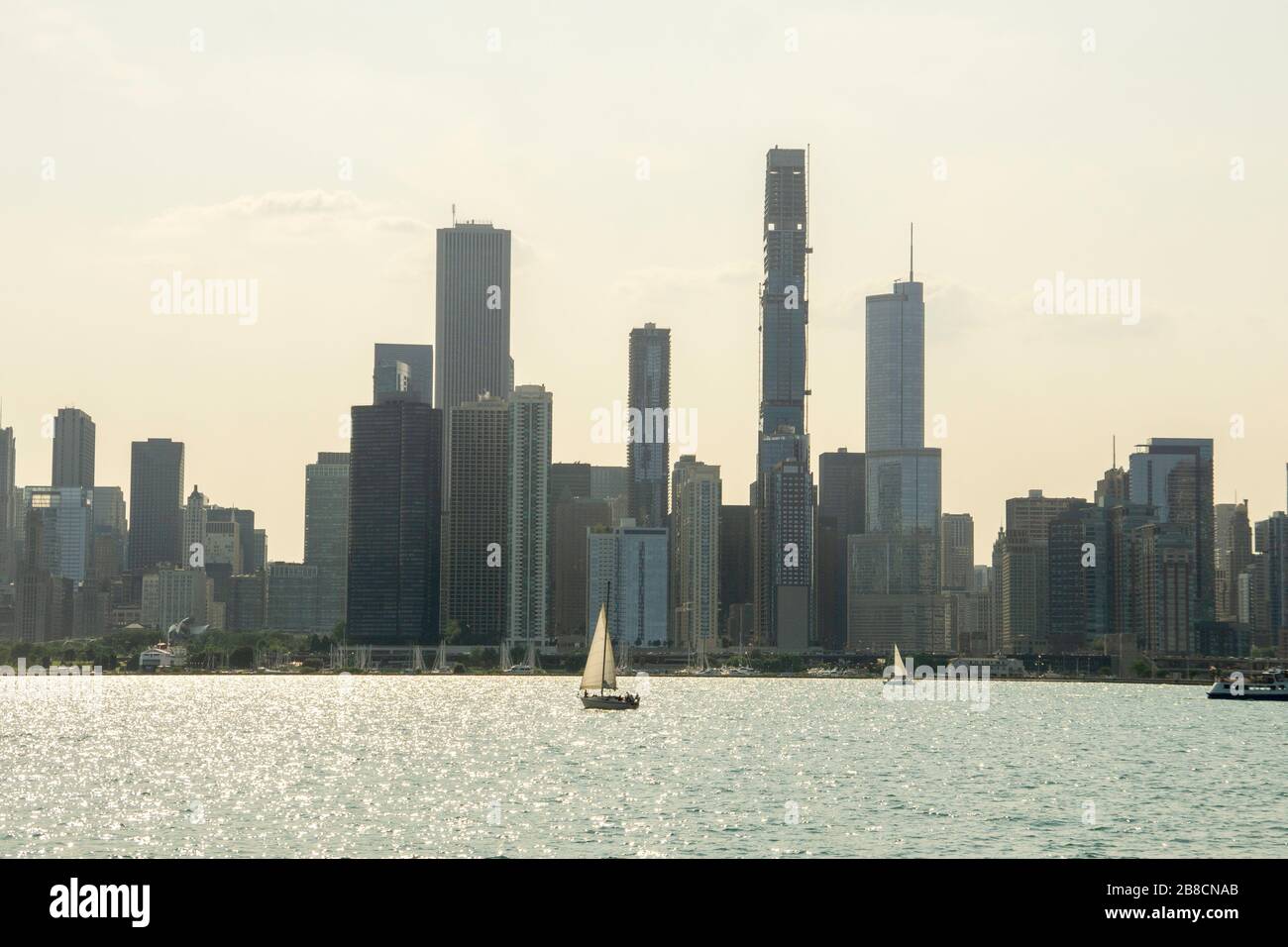 Segeln Sie im Sommer auf dem Michigansee in Chicago Stockfoto