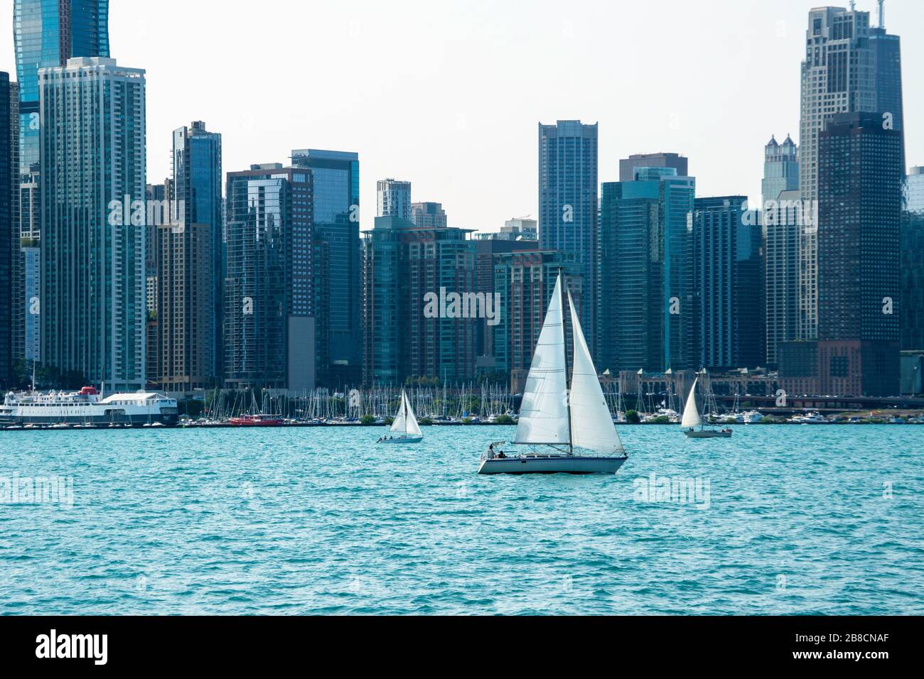 Segeln Sie im Sommer auf dem Michigansee in Chicago Stockfoto