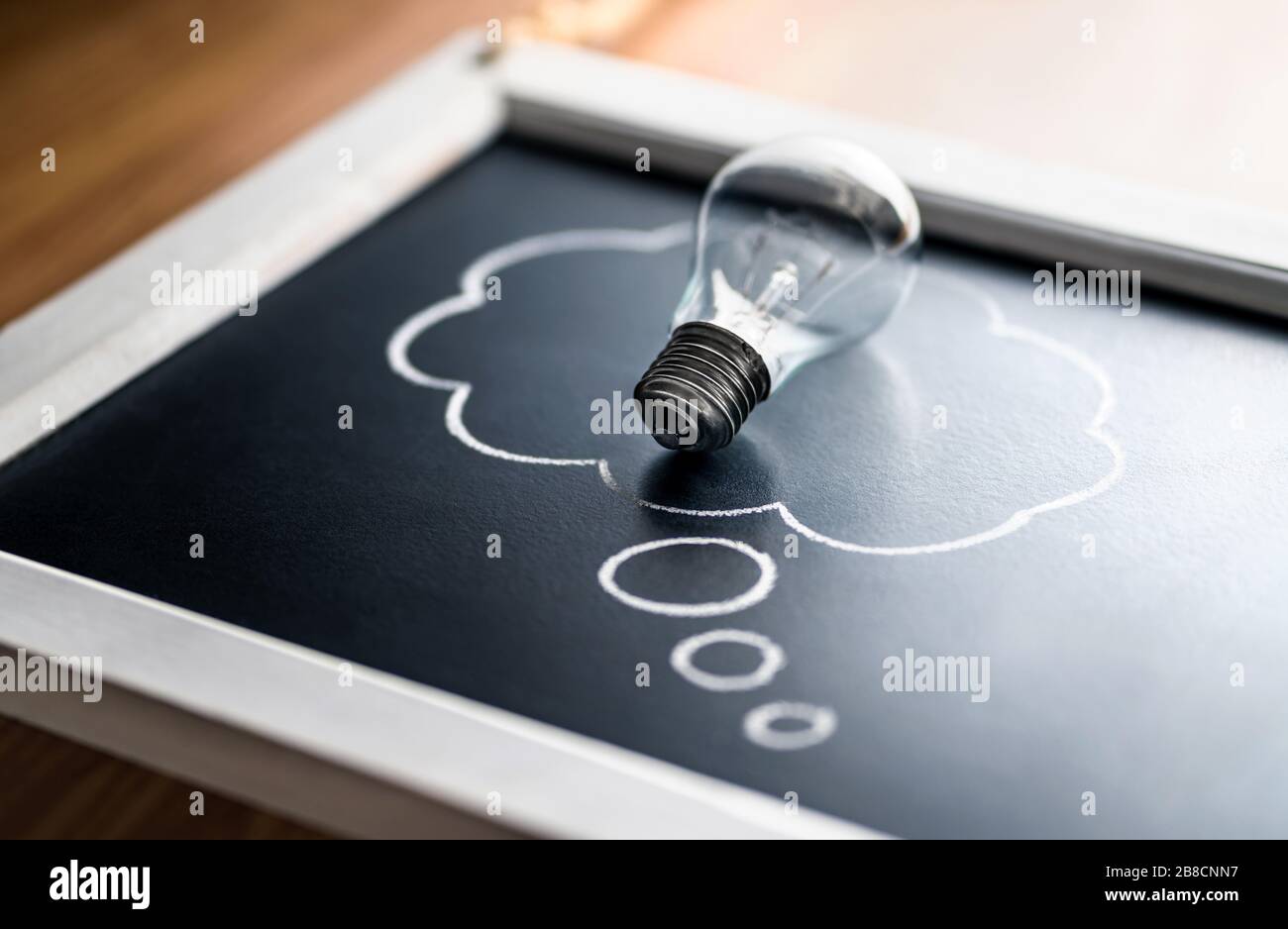 Geistiges Eigentum, neue Idee, Psychologie oder Brainstorming-Konzept. Kreativität, Innovation und Inspiration. Energieverbrauch. Glühlampe. Stockfoto