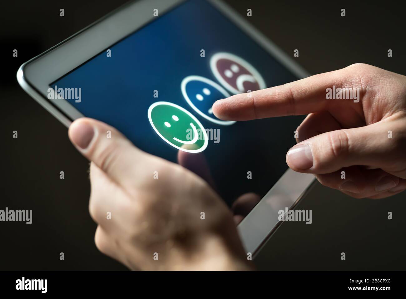 Der Mann, der Tablet verwendet, um Umfragen, Umfragen oder Umfragen zur Benutzererfahrung oder zur Kundenzufriedenheit Bewertungen, Meinungen und Feedback zu geben. Stockfoto