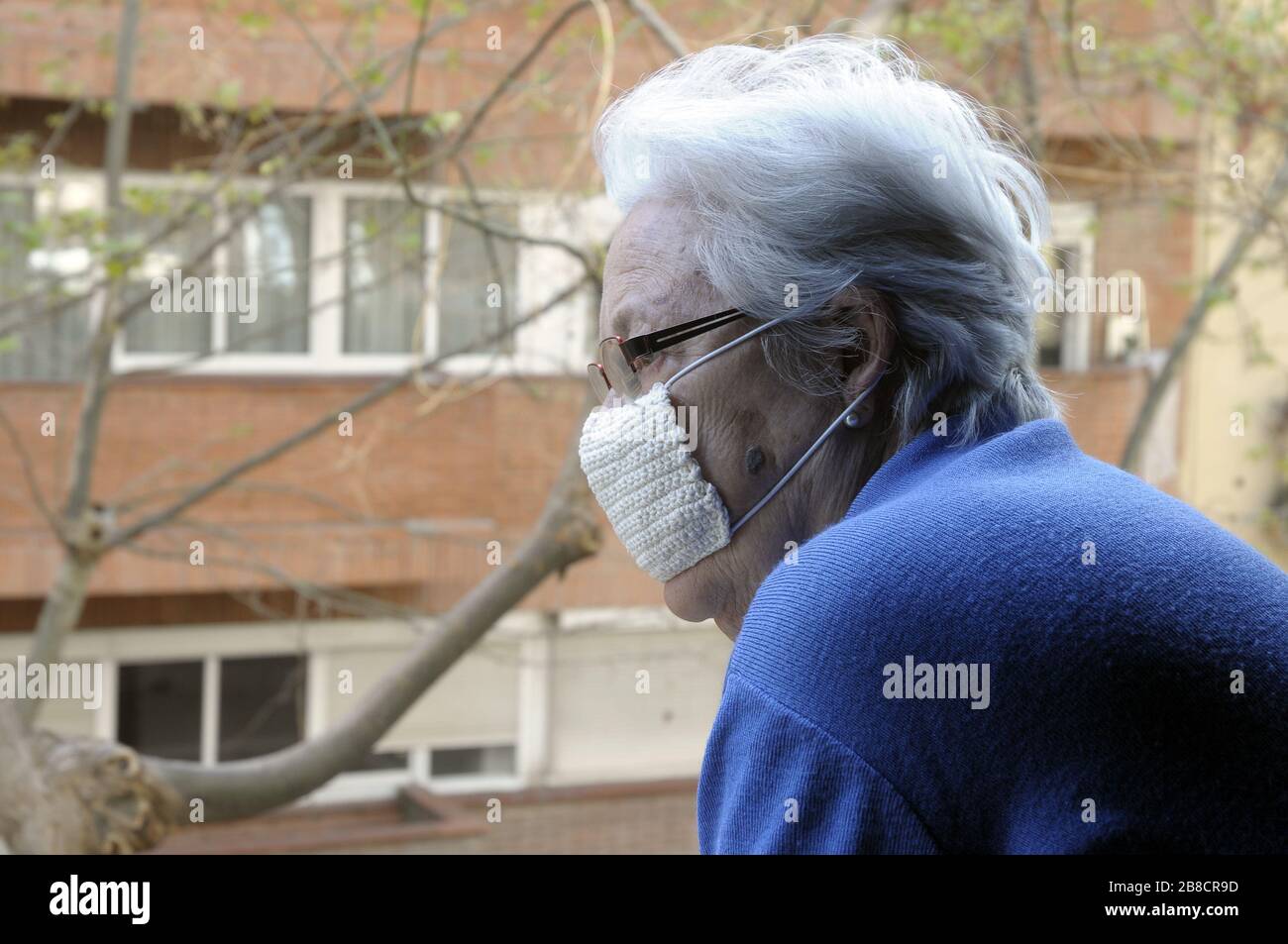 In der Familie ist die ältere Frau auf die Prävention von Coronavirus contagium, Barcelona, Spain, eingegrenzt. Stockfoto