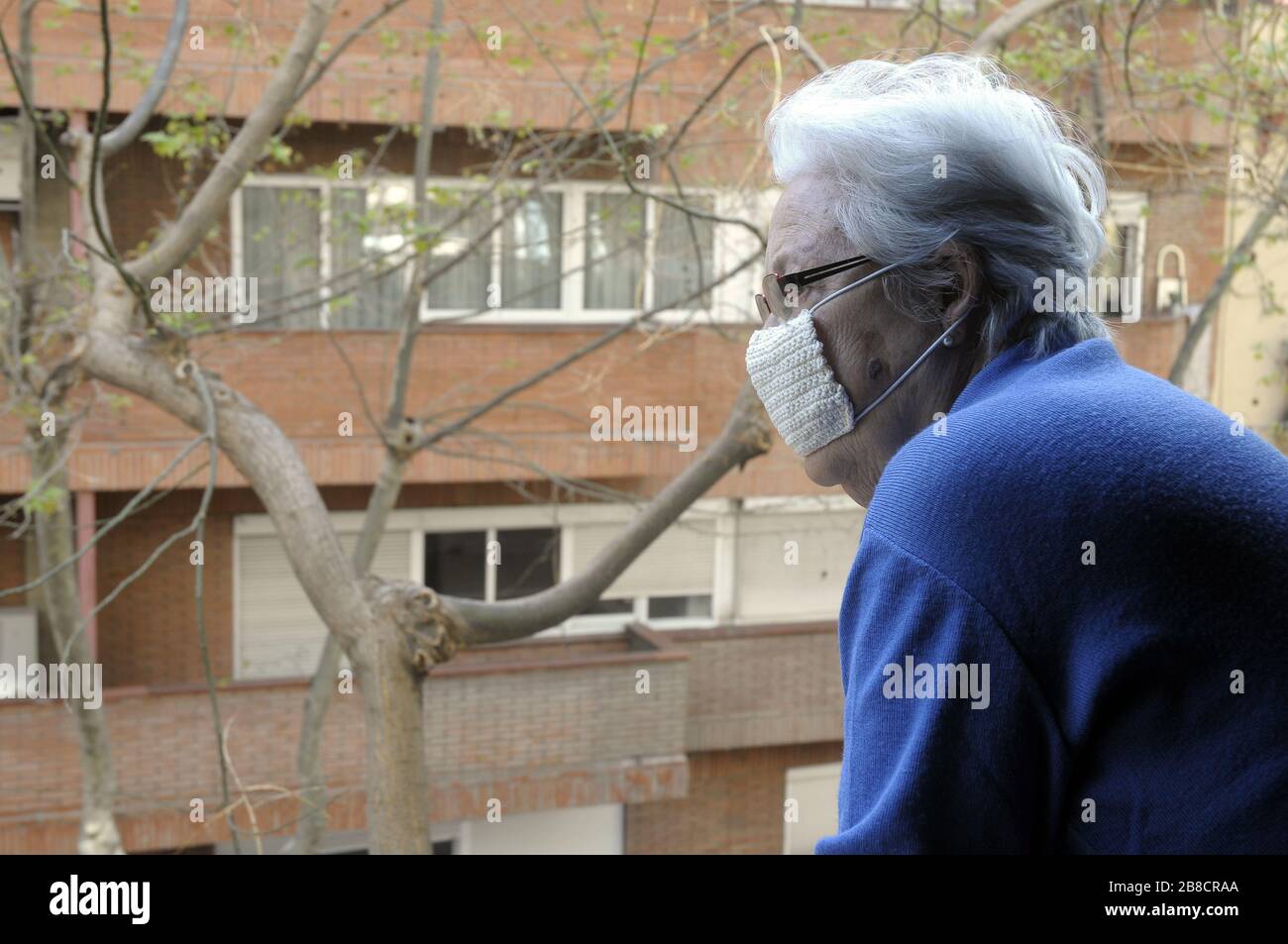 In der Familie ist die ältere Frau auf die Prävention von Coronavirus contagium, Barcelona, ​​Spain, eingegrenzt. Stockfoto