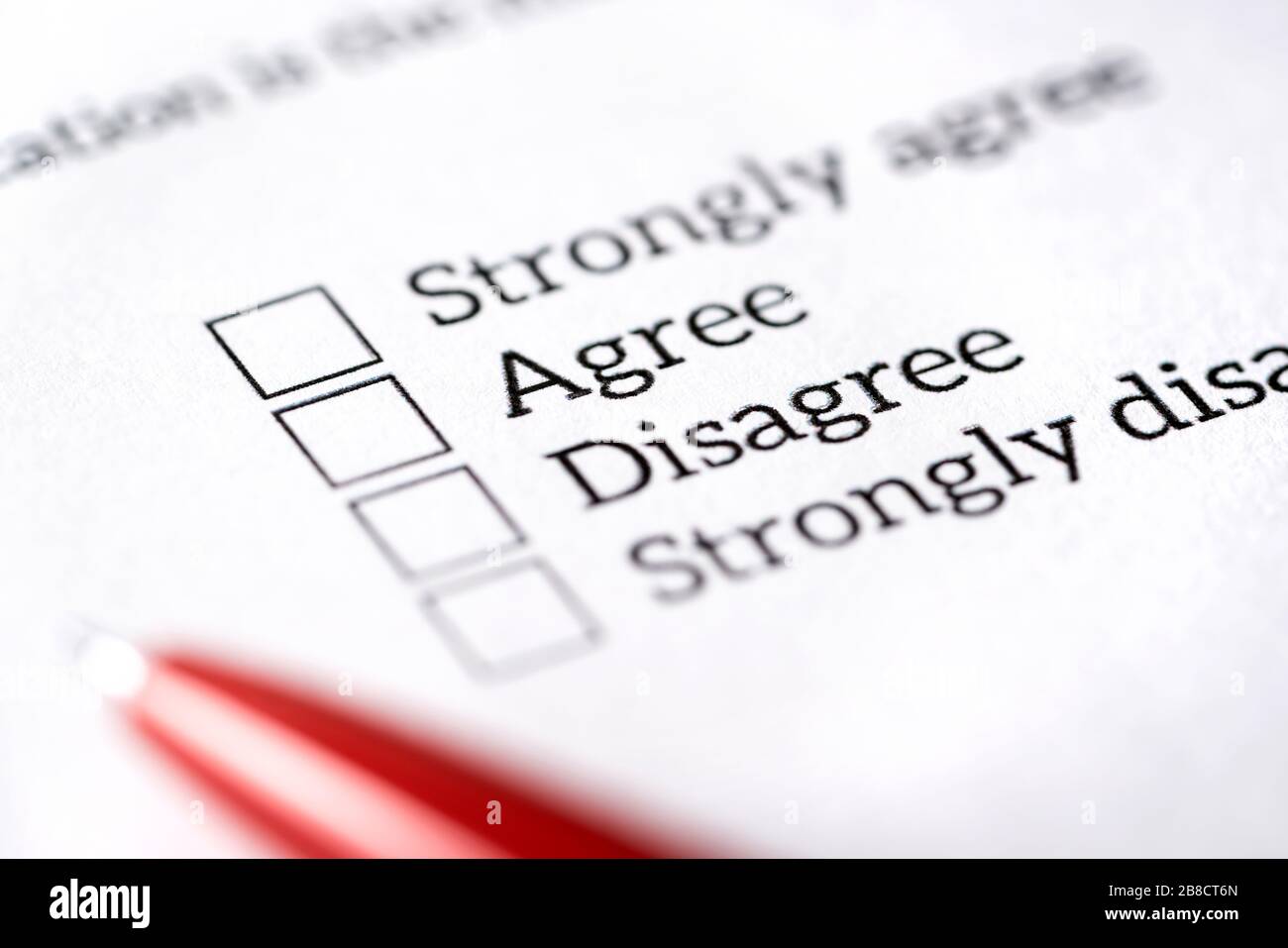 Meinungsumfrage, Umfrage und Fragebogenkonzept. Füllen des Fragenformulars mit mehreren Auswahlmöglichkeiten mit Papier und Stift. Kontrollkästchen "zustimmen" oder "nicht zustimmen". Stockfoto