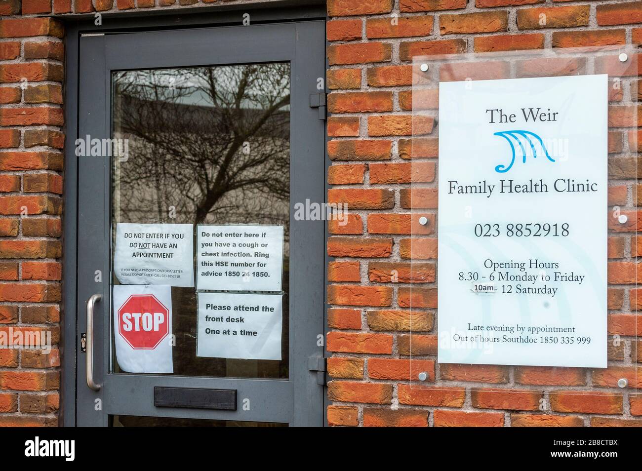 Bandon, West Cork, Irland. März 2020. In vielen Geschäften in Bandon werden die Virus-Hinweisschilder und Verschlusshinweise des COVID-19-Virus angezeigt. Kredit: Andy Gibson/Alamy Live News Stockfoto