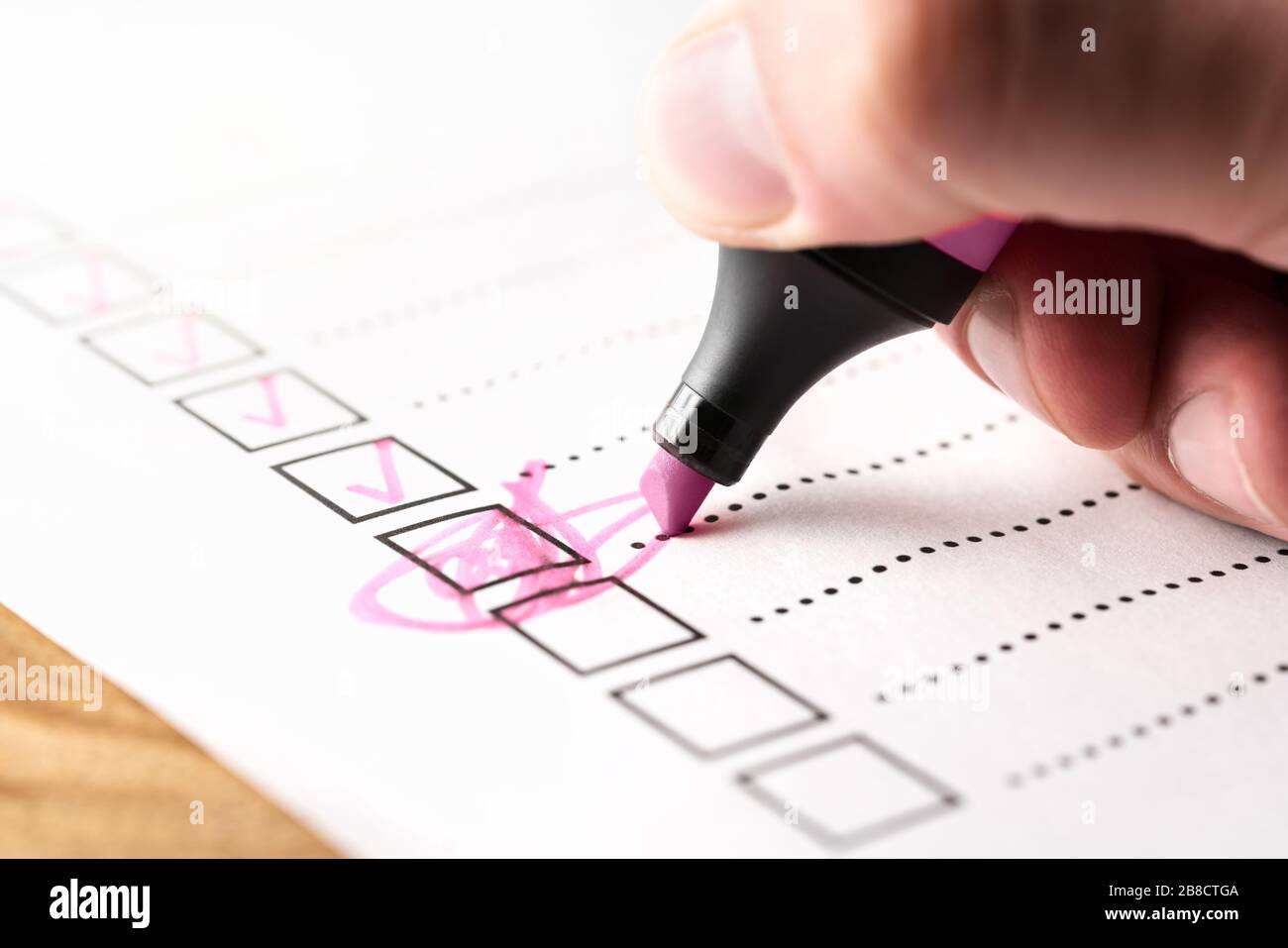 Fehler-, Misserfolg- oder Anger-Management-Konzept. Mann mit Burnout, Arbeitsüberlastung, schlechtem Temperament, ADHS oder Konzentrationsproblem. Stockfoto