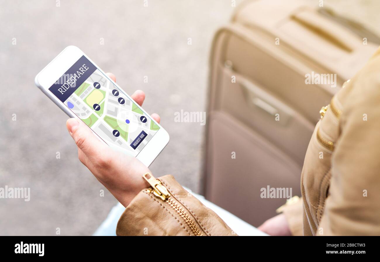 Frau mit Rideshare App. Ride Share Anwendung auf Handy. Pendler bestellt Taxi oder Carpool mit Smartphone. Stockfoto