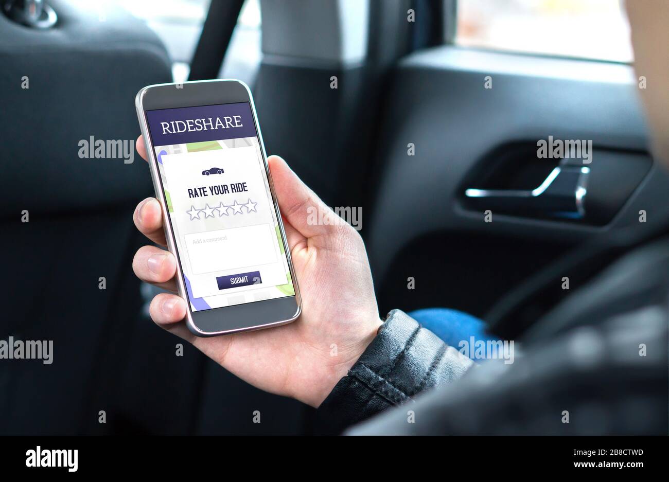 Ride Share Kunden und Passagiere, die auf dem Rücksitz eines Autos sitzen, während sie die Rideshare-Anwendung auf dem Smartphone verwenden, um dem Fahrer eine Bewertung zu geben. Stockfoto