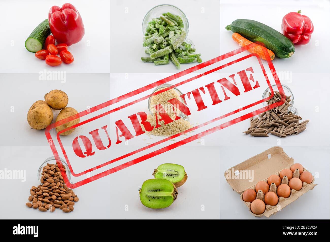 Eine Mosaikvielfalt an Lebensmittelplätzen mit Quarantänezeichen. Collage von Lebensmitteln, die vor der Quarantäne besser zu kaufen ist - Grobbwaren, Obst, Gemüse, Käse Stockfoto
