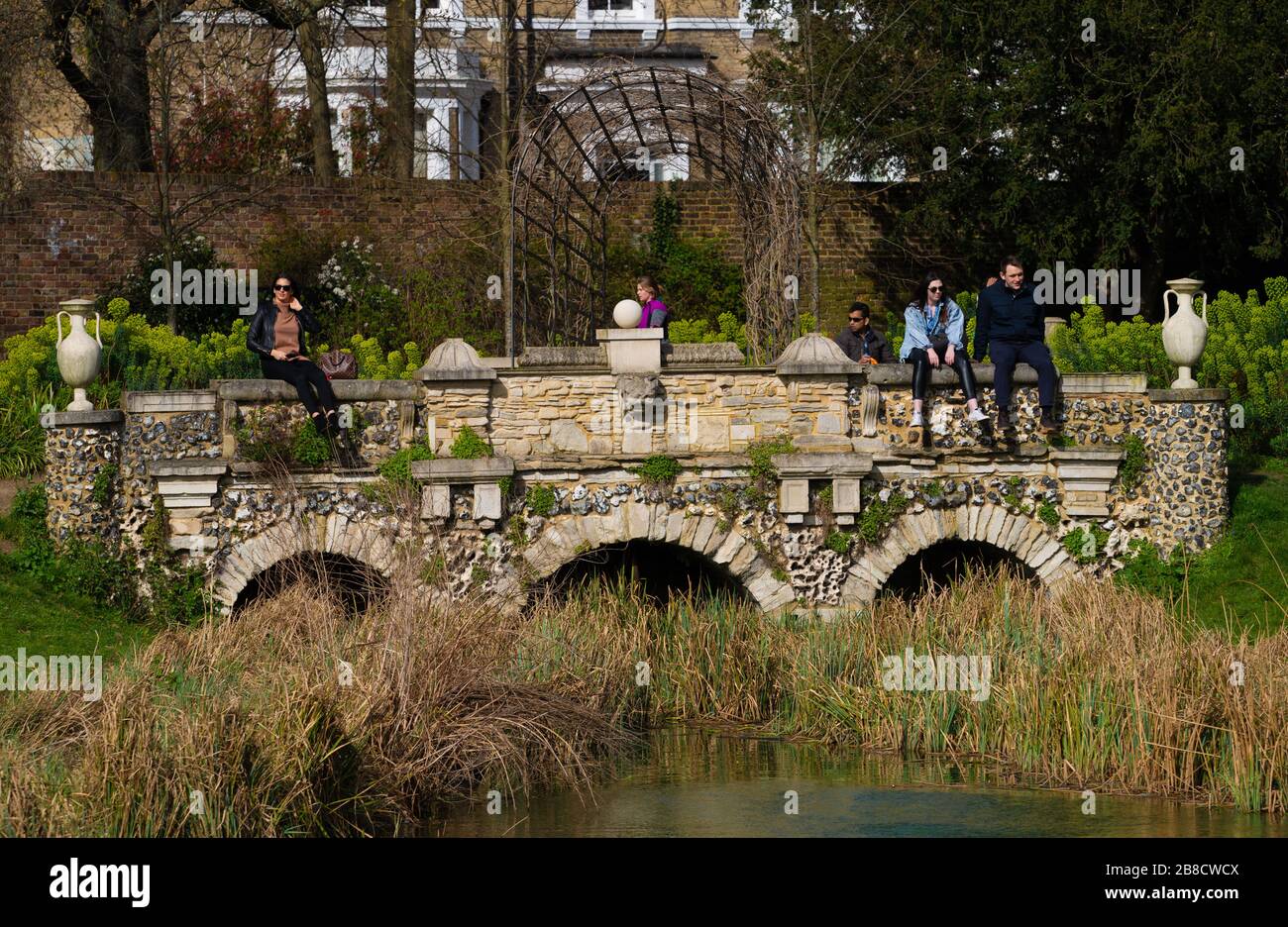 Ealing, London, Großbritannien. Samstag, 21. März 2020. Wetter in Großbritannien: Menschen, die sonniges Wetter im Walpole Park, Ealing, genießen. Foto: Roger Garfield/Alamy Live News Stockfoto