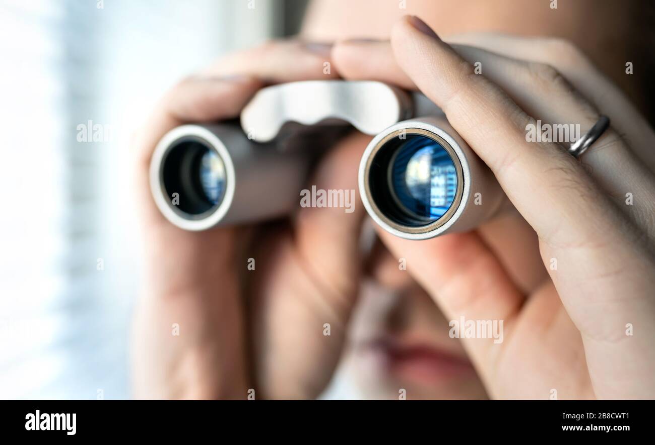 Eifersüchtig und verdächtig, Frau zu betrügen und eine Affäre zu haben. Besessenheit, Zweifel, Paranoia und Eifersucht im Beziehungskonzept. Stockfoto