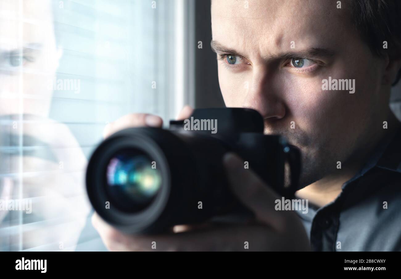Privatdetektiv, Undercover-Cop, Ermittler, Spion oder Paparazzi mit Fotoaufnahmen. Mitarbeiter oder Polizei spionieren, ermitteln oder verfolgen Personen. Stockfoto