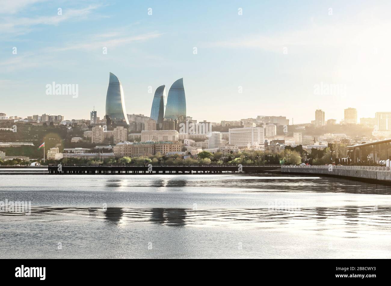 Baku Stadt bei Sonnenuntergang. Panoramablick auf die Skyline mit Meerboulevard, Pier und Flame Towers im Hintergrund. Die Hauptstadt Aserbaidschans. Stockfoto