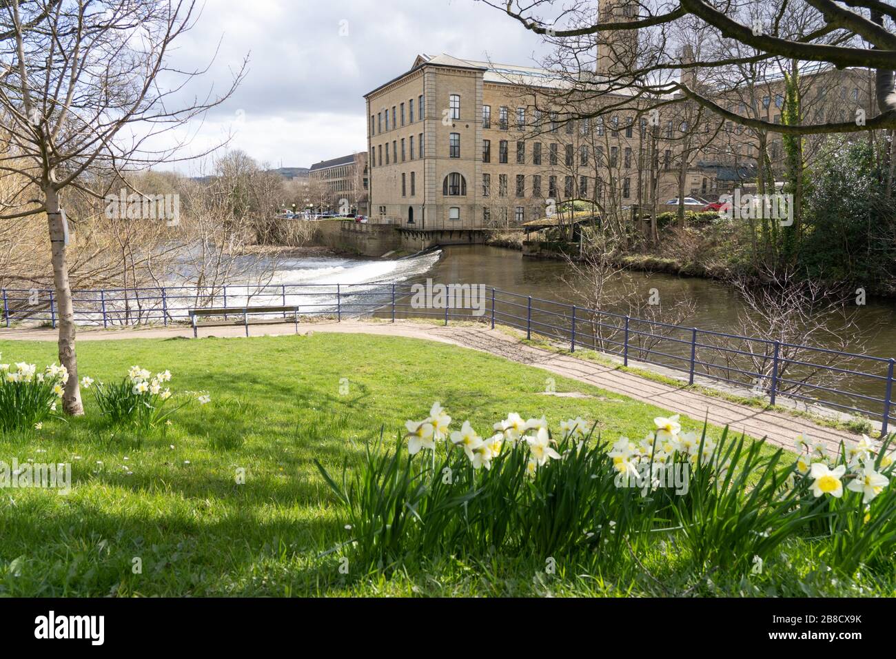 Salts Mill neben dem Fluss Aire, Saltaire, Bradford, West Yorkshire, Großbritannien. Stockfoto