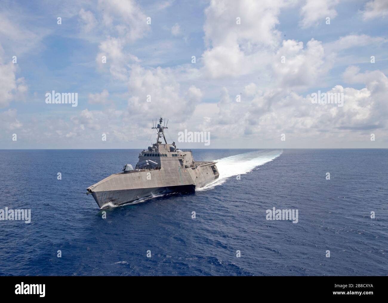 Das US Navy Independence-variant Littoral Combat Ship USS Gabrielle Giffords während der Routinepatrouille als Teil von Destroyer Squadron Seven, der 7. Flotte vom 20. März 2020 im Südchinesischen Meer. Stockfoto