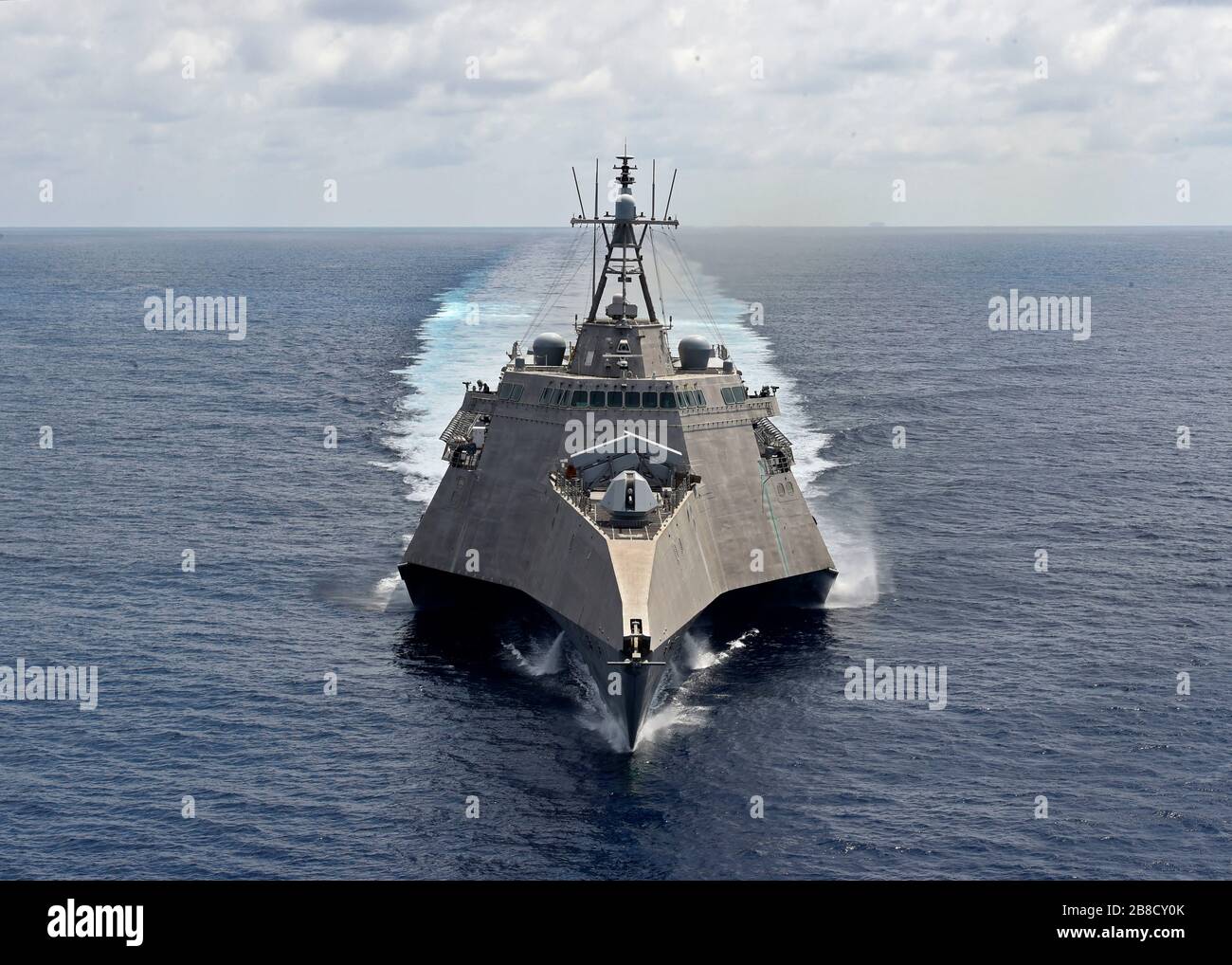 Das US Navy Independence-variant Littoral Combat Ship USS Gabrielle Giffords während der Routinepatrouille als Teil von Destroyer Squadron Seven, der 7. Flotte vom 20. März 2020 im Südchinesischen Meer. Stockfoto