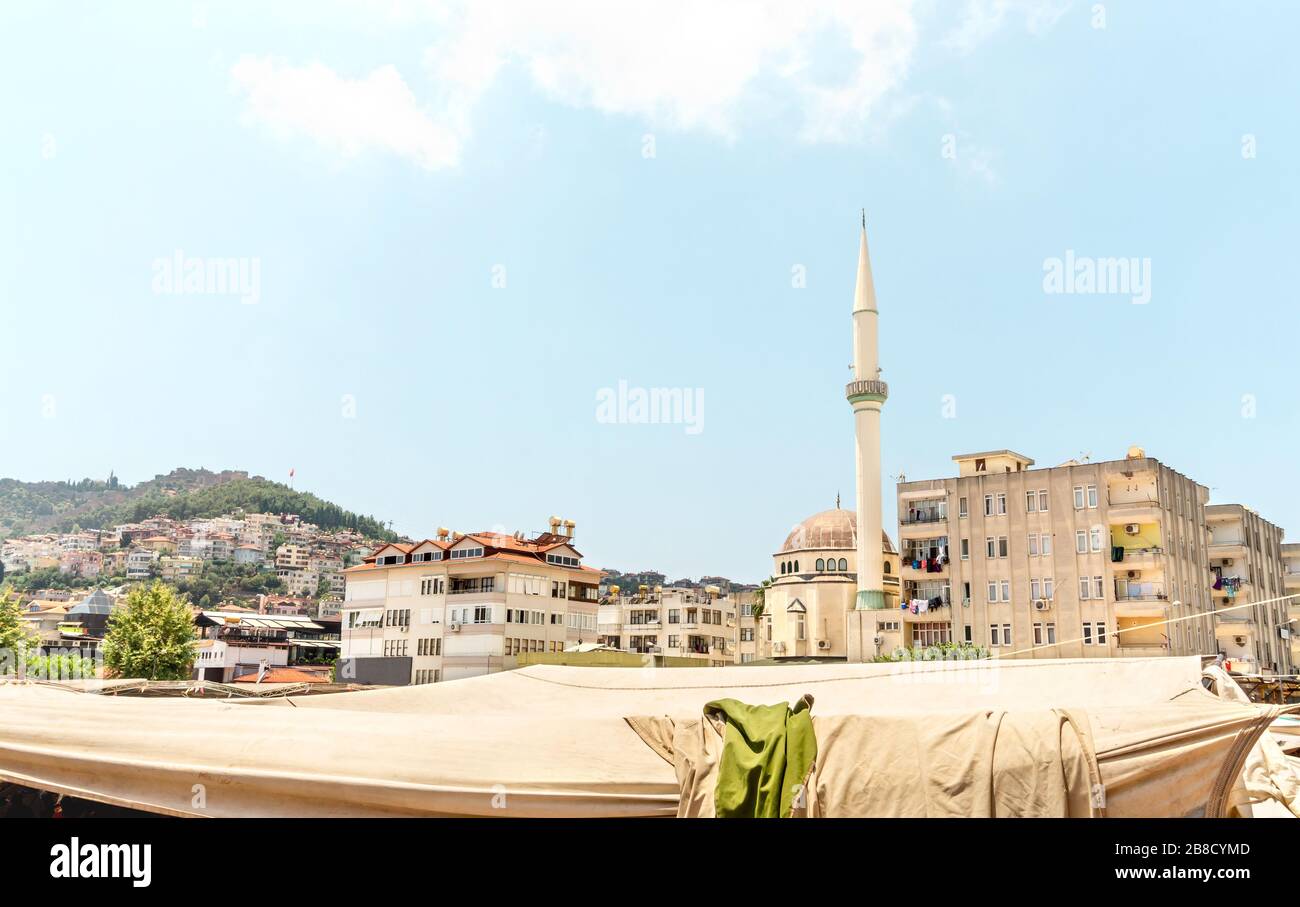 Blick auf die Altstadt von Alanya, Türkei mit Zelt auf dem Markt, Minarett, Moschee und lokalen Gebäuden. Traditionelle türkische Kultur und Islam. Stockfoto