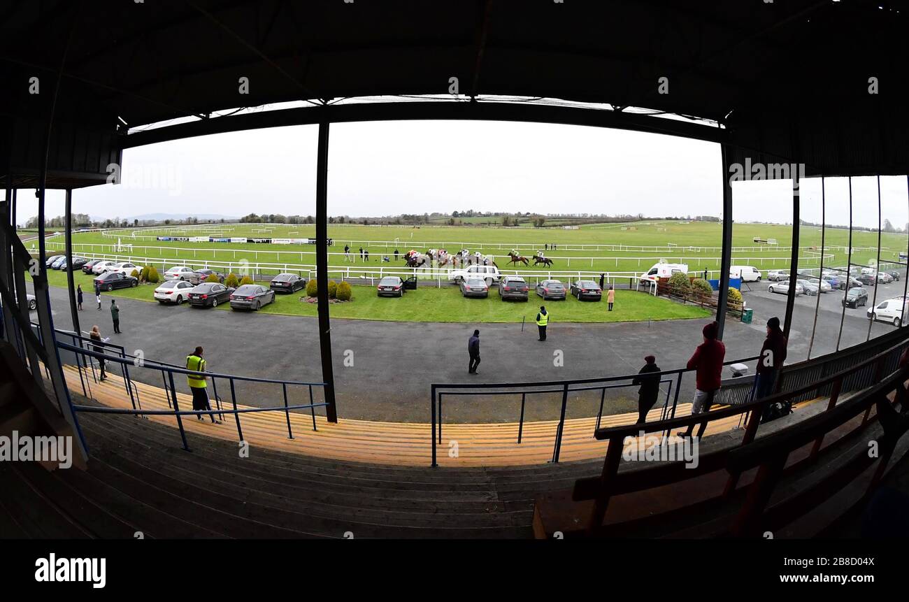 Ein allgemeiner Blick auf Läufer und Fahrer im Duggan Veterinary Handicap Chase auf der Thurles Racecourse, während Pferderennen in Irland hinter verschlossenen Türen weiterlaufen. Stockfoto