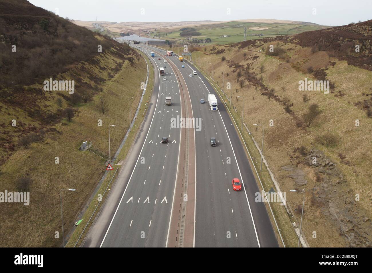 Leichte Verkehrsbehinderungen auf der Autobahn M62 nahe dem Gipfel der Scammonden Bridge, da die Fahrt aufgrund des Coronavirus Covid19 abnimmt Stockfoto