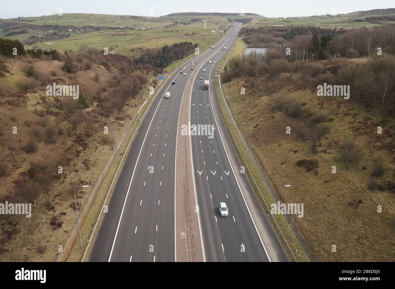 Leichte Verkehrsbehinderungen auf der Autobahn M62 nahe dem Gipfel der Scammonden Bridge, da die Fahrt aufgrund des Coronavirus Covid19 abnimmt Stockfoto