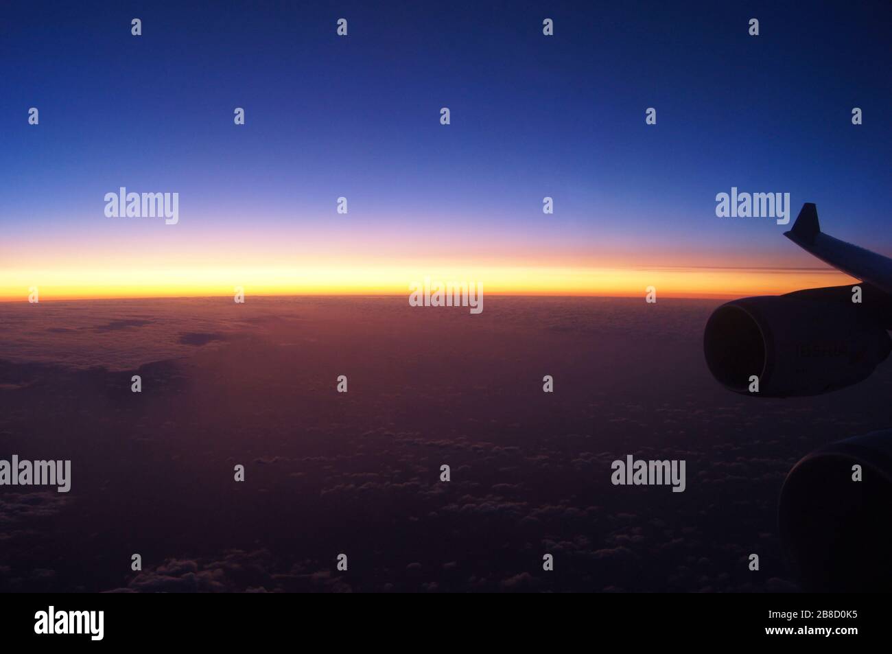 Sonnenuntergang an Bord eines Airbus A340-600 über dem Golf von Biskaya Stockfoto