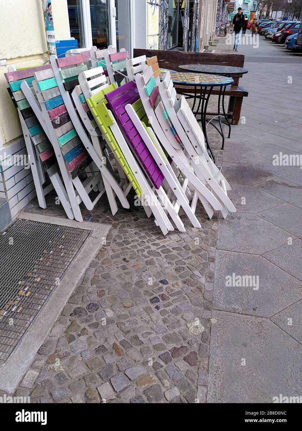 Zusammengeklappte Gartenstühle und Tische aus einem Straßenrestaurant im Berliner Stadtteil Friedrichshain bei der Abschaltung des Coronavirus in Deutschland. Stockfoto