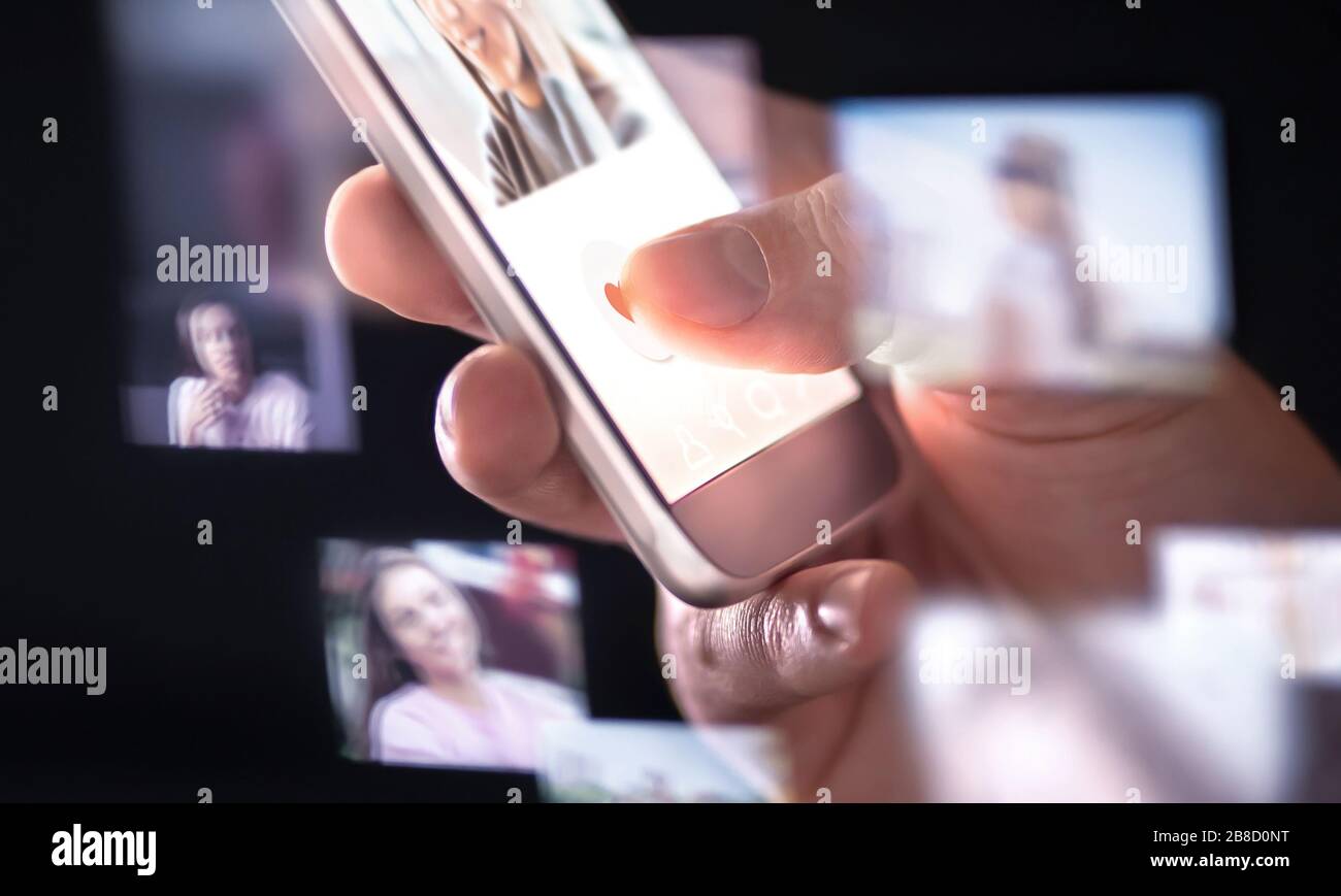 Online-Dating-App oder -Website auf dem Handy. Mit Smartphone Liebe und Romantik aus dem Internet finden. Mann, der so etwas gibt. Viele Hologrammfotos. Stockfoto