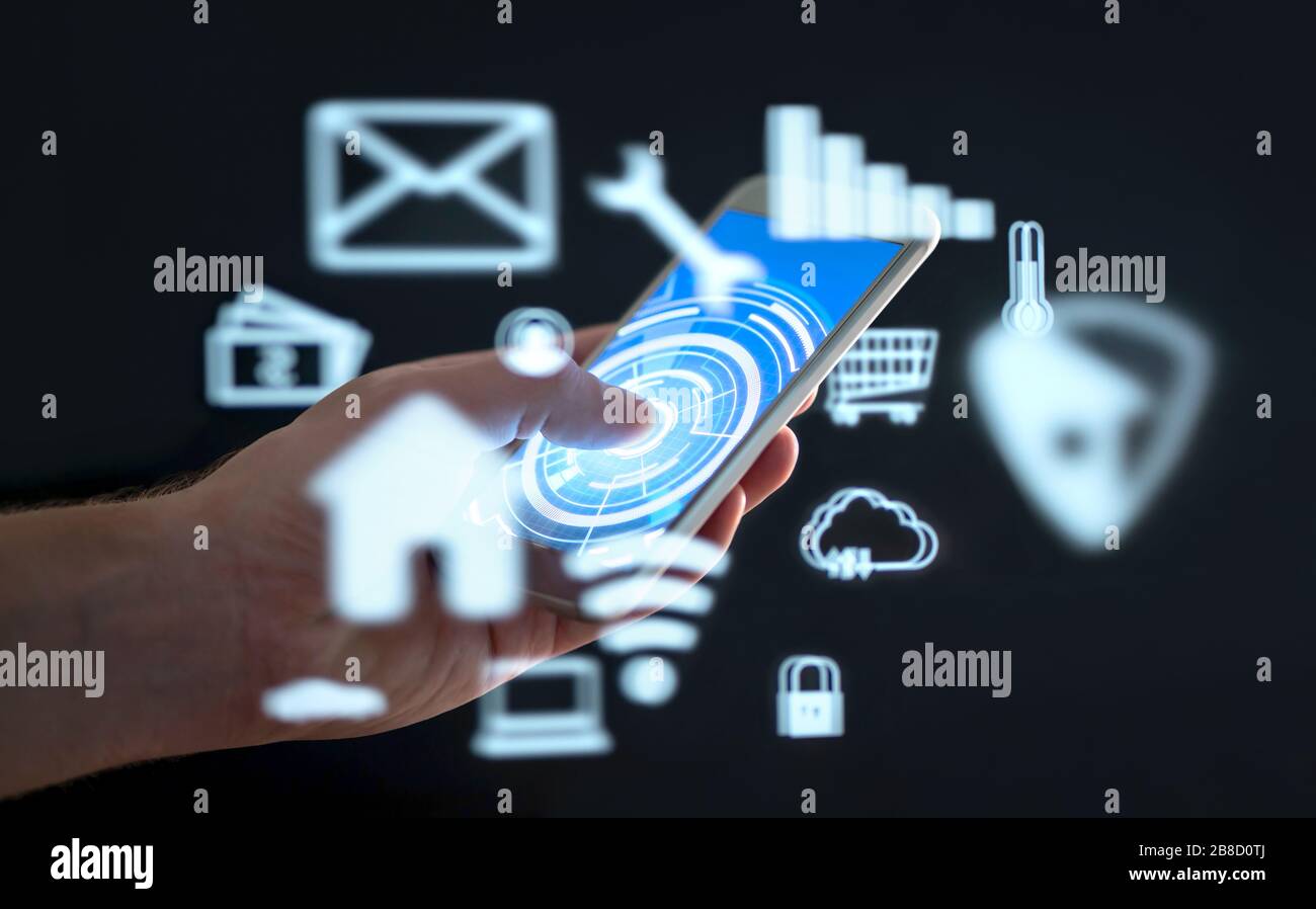 IOT- und AR-App im Handy für futuristische intelligente Heimtechnologie. Mann, der Smartphone verwendet, um die Sicherheit, Temperatur und Multimedia im Haus zu steuern. Stockfoto