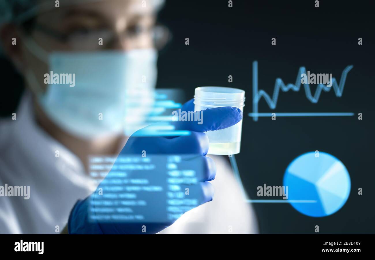 Digitale Technologie im Gesundheitswesen. Arzt oder Wissenschaftler im Labor, in der Klinik oder im Krankenhaus. Informationen und Statistiken im Bildschirm des virtuellen Hologramms. Stockfoto