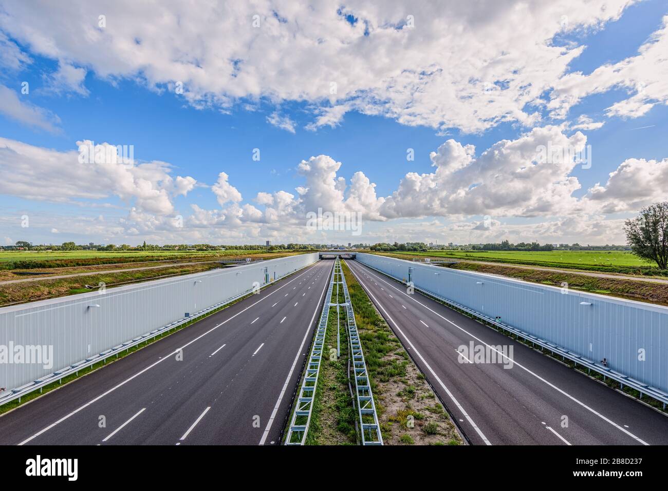 Kein Verkehr auf dieser leeren, modernen, vertieften Autobahn A4, den Haag - Rotterdam, Niederlande. Stockfoto