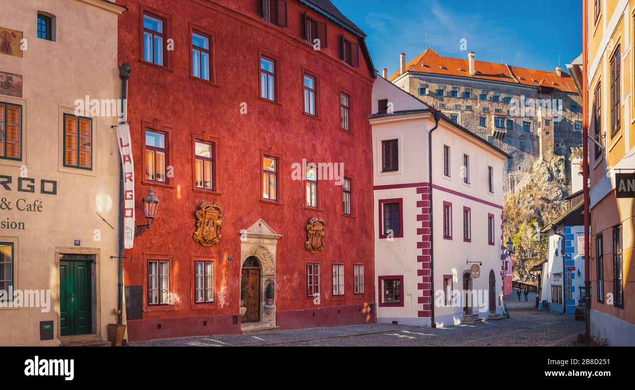 Straße der Altstadt, im Hintergrund Burgmauer, Cesky Krumlov, Siroka Straße, Tschechien Stockfoto