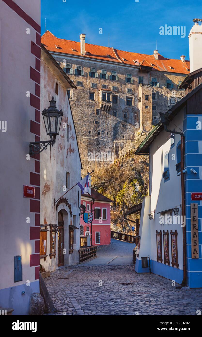Straße der Altstadt, im Hintergrund Burgmauer, Cesky Krumlov, Siroka Straße, Tschechien Stockfoto