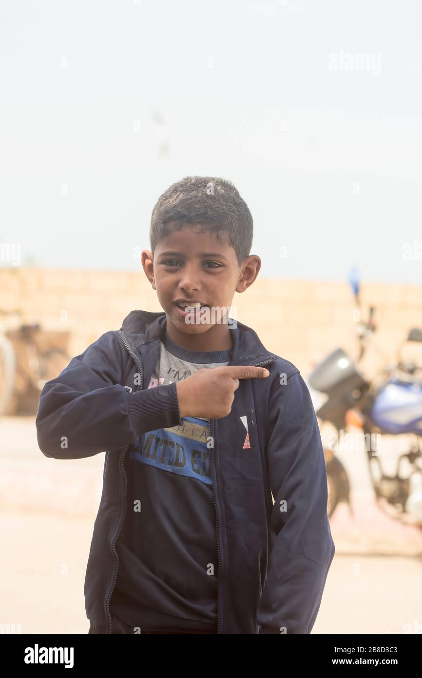 Essaouira Dorf, Marokko - 21. Februar 2019: Marokkanisches Kind lächelt. Das Kind ist 7 Jahre alt und verkauft auf der Straße Gewebe. Stockfoto
