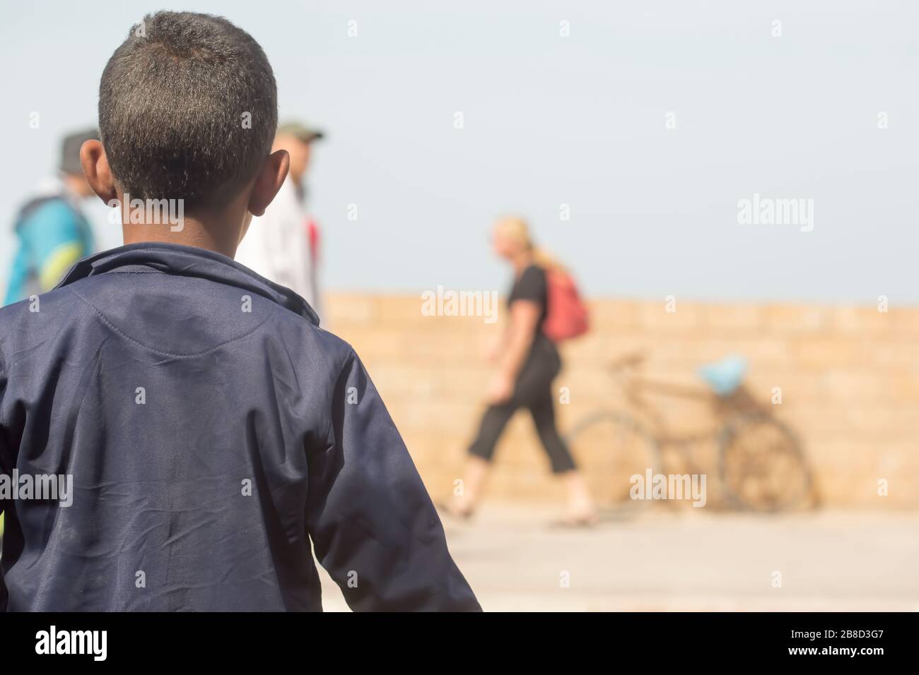 Essaouira Dorf, Marokko - 21. Februar 2019: Marokkanisches Kind lächelt. Das Kind ist 7 Jahre alt und verkauft auf der Straße Gewebe. Stockfoto