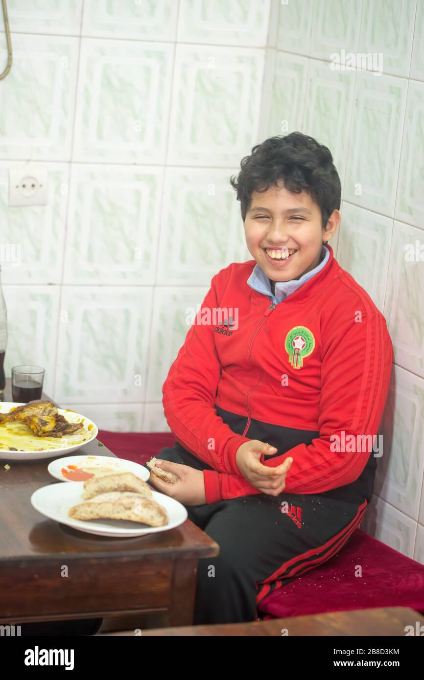 Kind Marokko sitzt im Restaurant. Essaouira Dorf Stockfoto