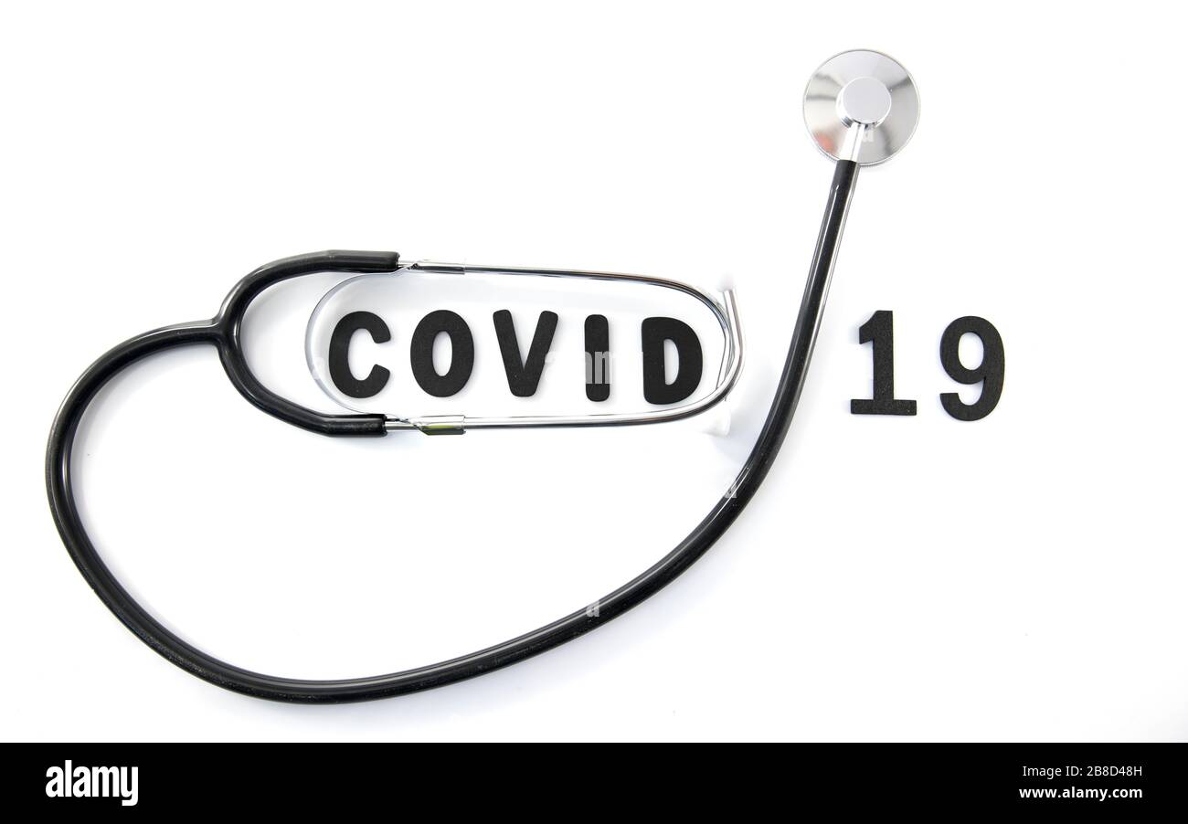 Covid 19-Virus-Konzeptbild mit Text in schwarz-weiß und Stethoskop Stockfoto