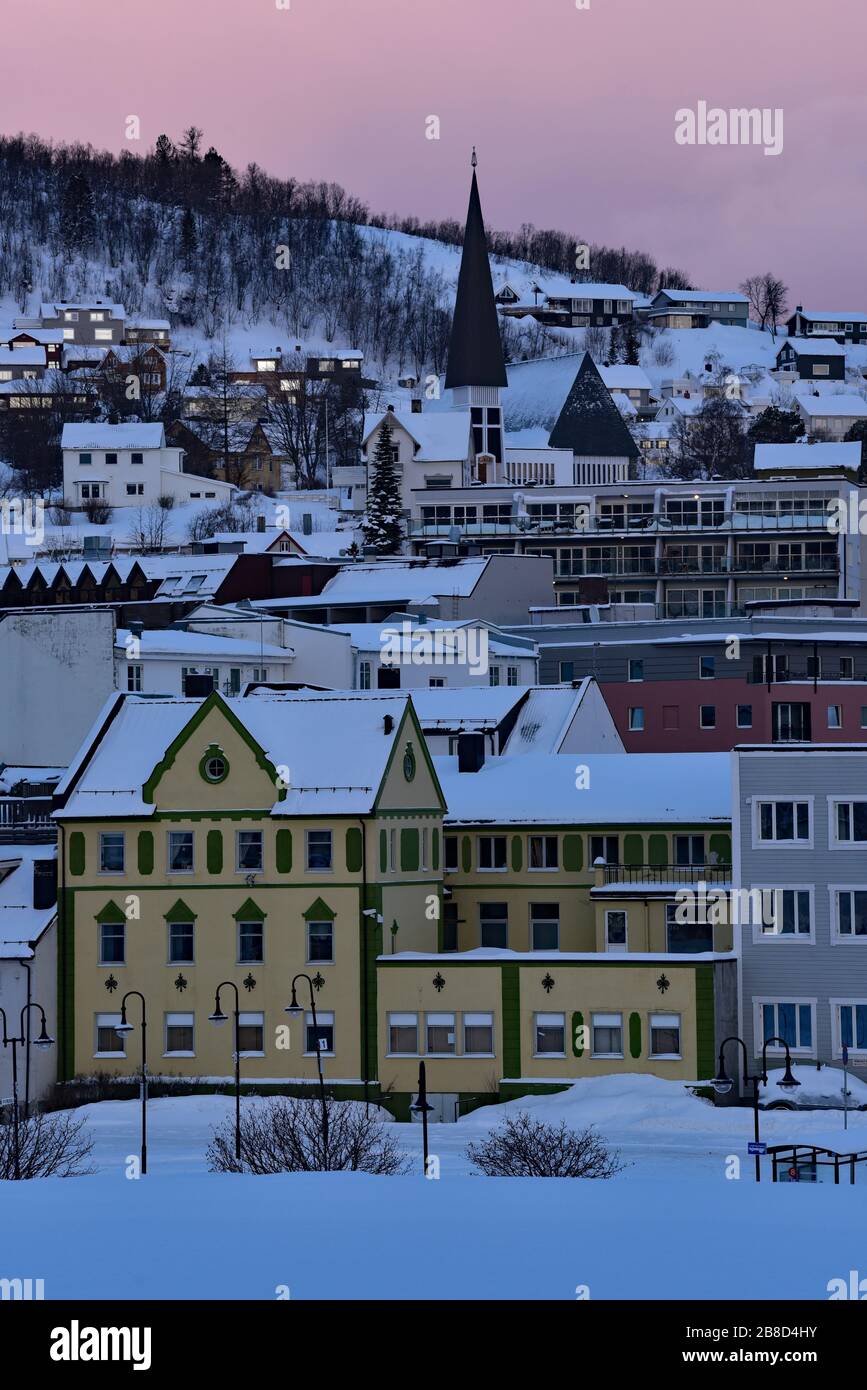 Das strahlende Licht der Morgendämmerung beleuchtet die verschneite Stadt Hárstták (Harstad), Hinnøya, Central Hålogaland, Norwegen, Europa. Stockfoto