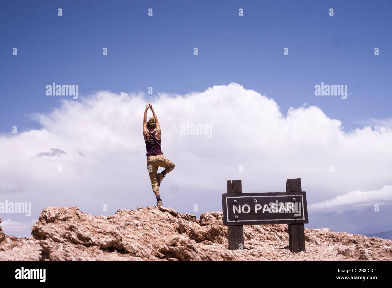 Ein Mädchen, das über dem Abgrund eine Yoga-Haltung einnimmt Stockfoto