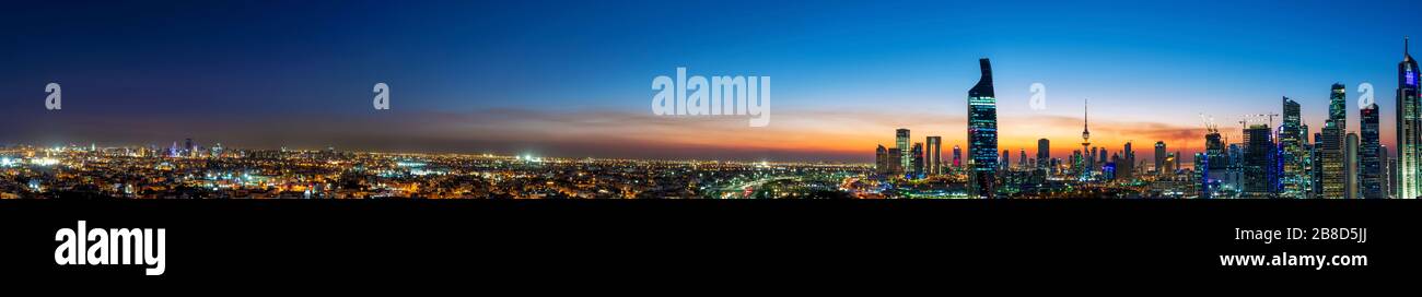 Panorama in der Abenddämmerung mit Blick auf die Skyline der Stadt Kuwait, Gebäude, Vorortbereiche und Häuser Stockfoto
