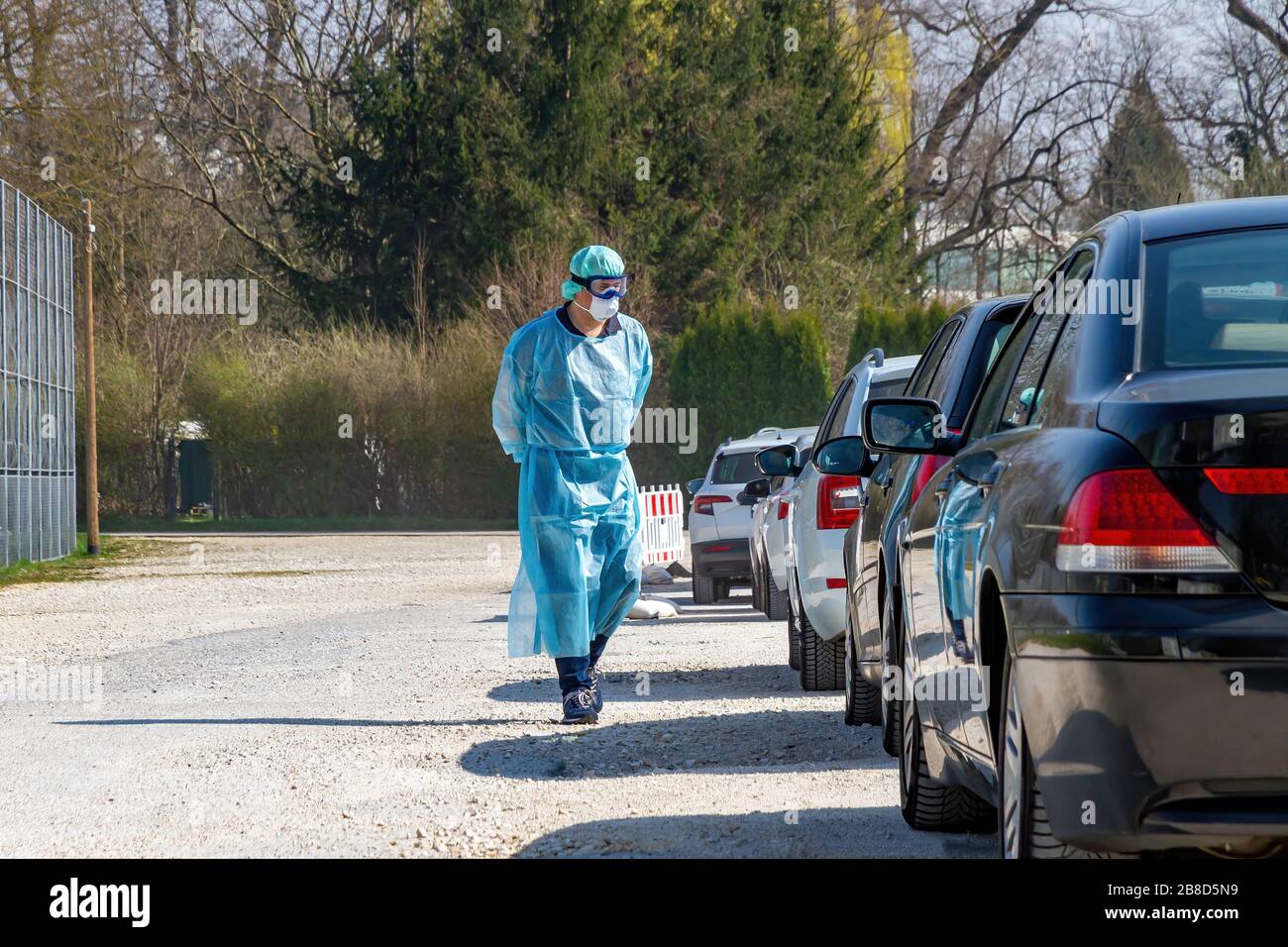 Arzt auf einer Teststation mit Coronavirus, der mit Patienten in ihren Autos spricht Stockfoto