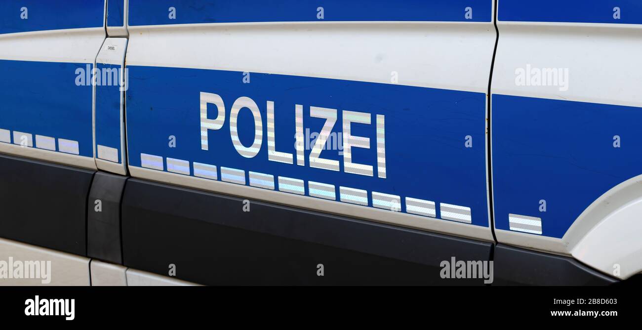 Die Polizei kontrolliert die Menschenmenge in der Stadt Deutschland Stockfoto
