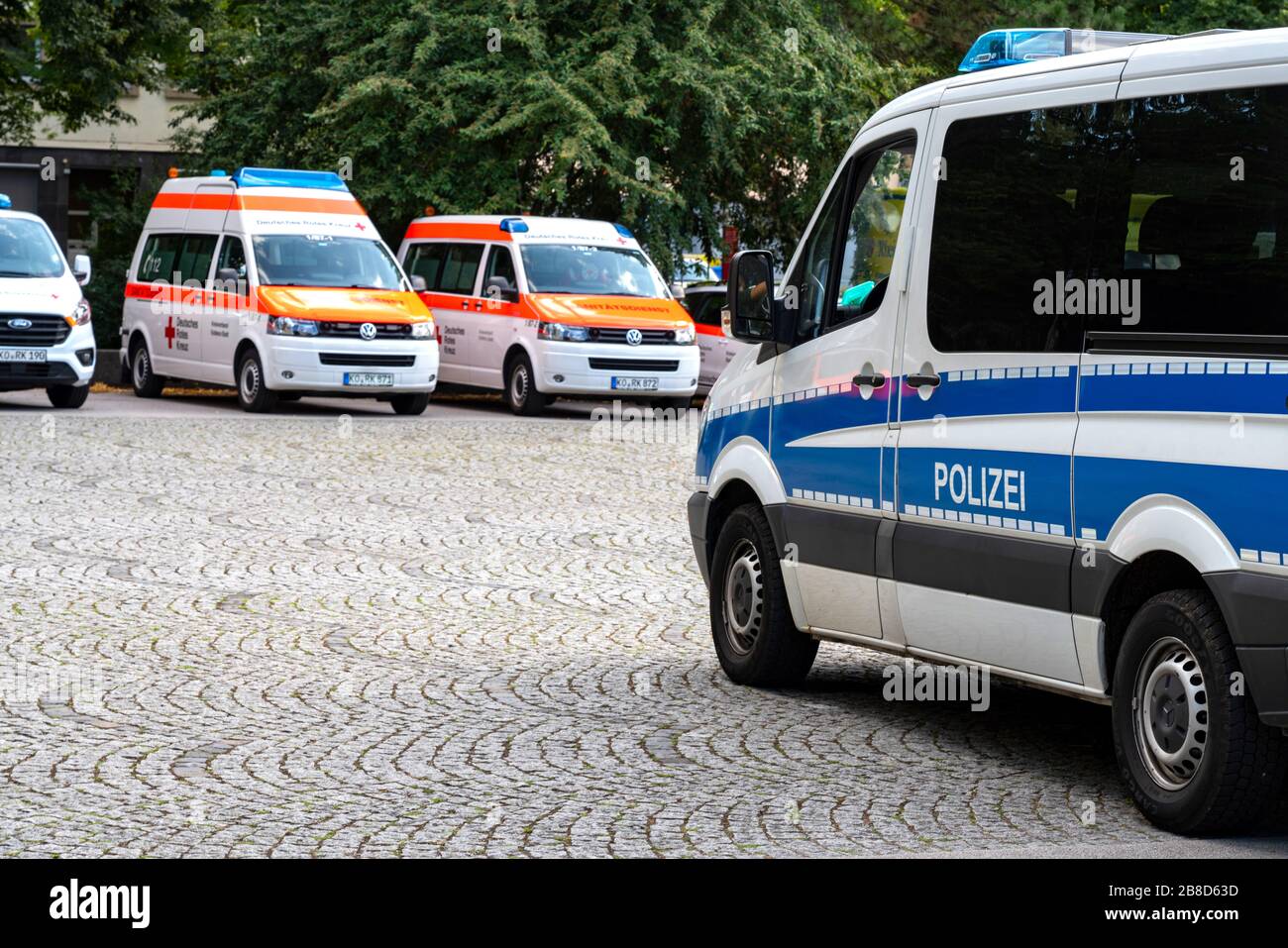 Polizeikontrolle in der Stadt mit Notfahrzeugen im Hintergrund Stockfoto