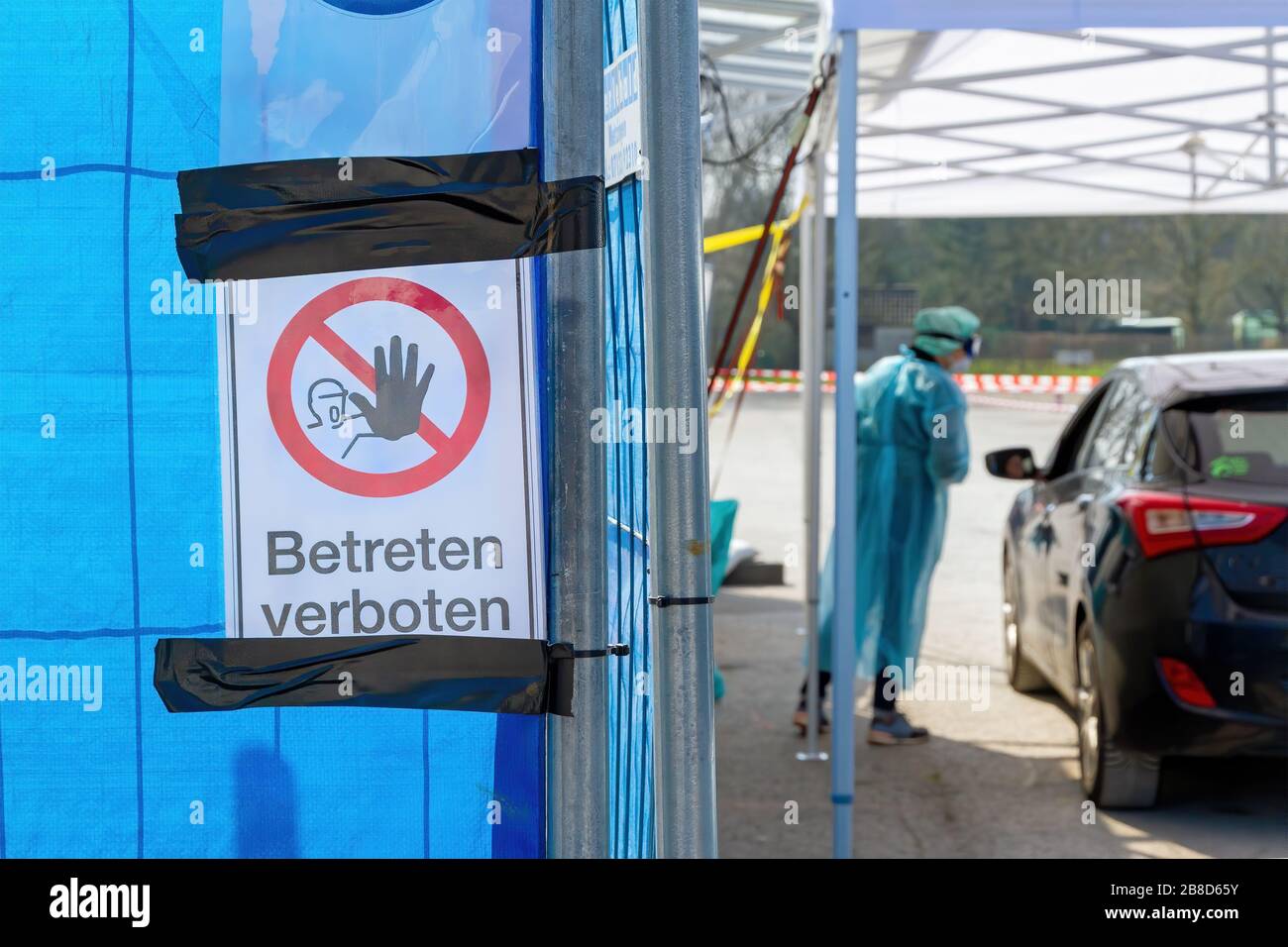 Krankenschwester auf einer Korona-Prüfstation / Einfahrt, Nürnberg Deutschland Stockfoto