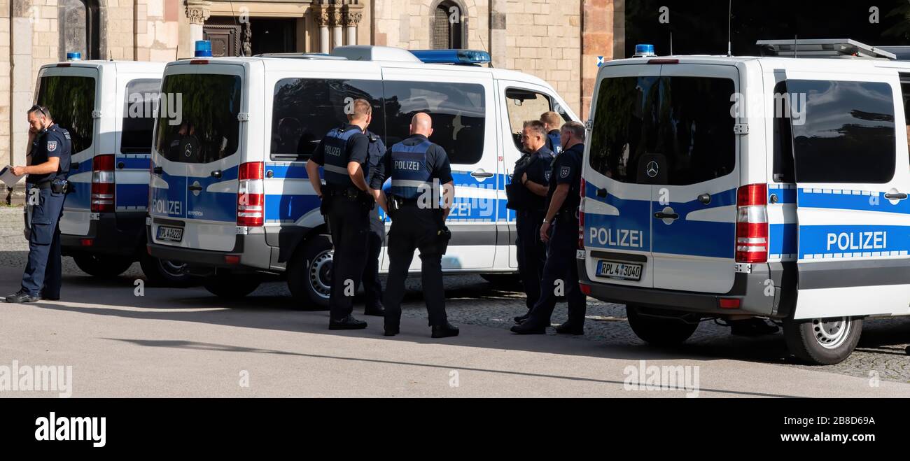 Die Polizei kontrolliert die Menschenmenge in der Stadt Deutschland Stockfoto