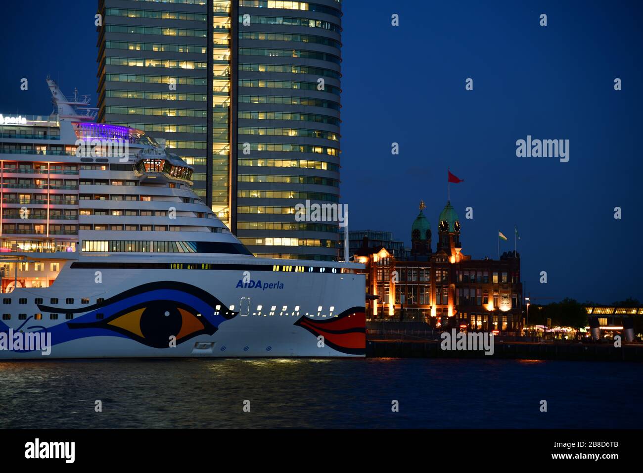 Rotterdam, Niederlande - Oktober 2019; Nahaufnahme des Bogens des Kreuzfahrtschiffes, das am Wilhelminapier Rotterdam während des Abends hell mit Moder angezündet wurde Stockfoto