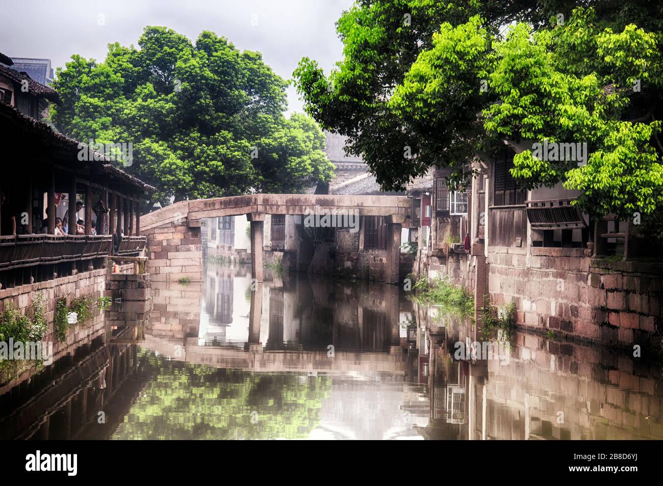 Wuzhen, China. August 2015. Chinesische Architektur, die die Wasserkanäle in der malerischen Stadt tongxiang wuzhen mit Blick auf den Osten in der Provinz Zhejiang in China sätcht. Stockfoto